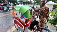 Mereka akan bertugas mengantar tamu dari titik parkir ke gedung pertemuan Graha Saba Buana.