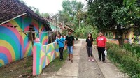 Setiap hari terutama pada akhir pekan kampung itu selalu ramai dikunjungi oleh warga luar daerah terutama Purworejo dan sekitarnya. Rumahnya pun tak luput dari sasaran para pengunjung untuk berfoto selfie. (Rinto Heksantoro/detikTravel)