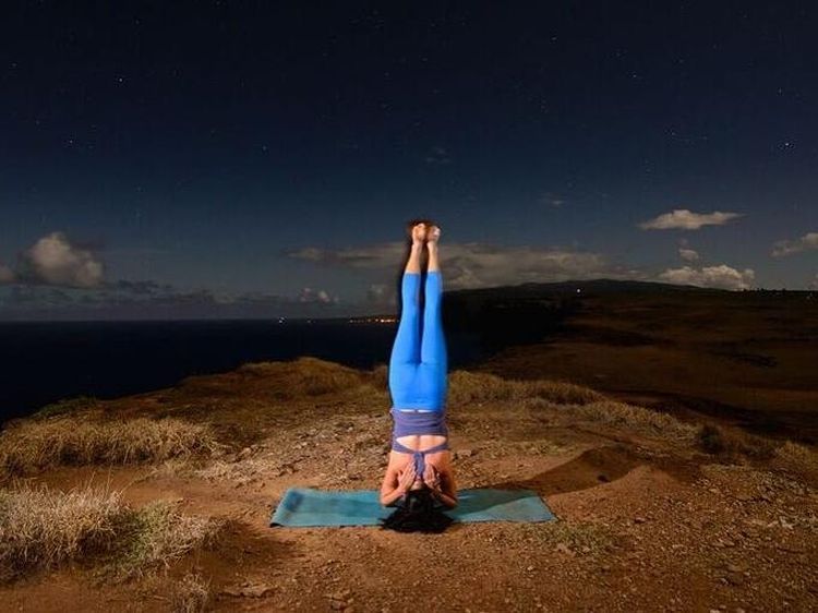 Foto-foto Keren Saat Yoga Dilakukan di Malam Hari