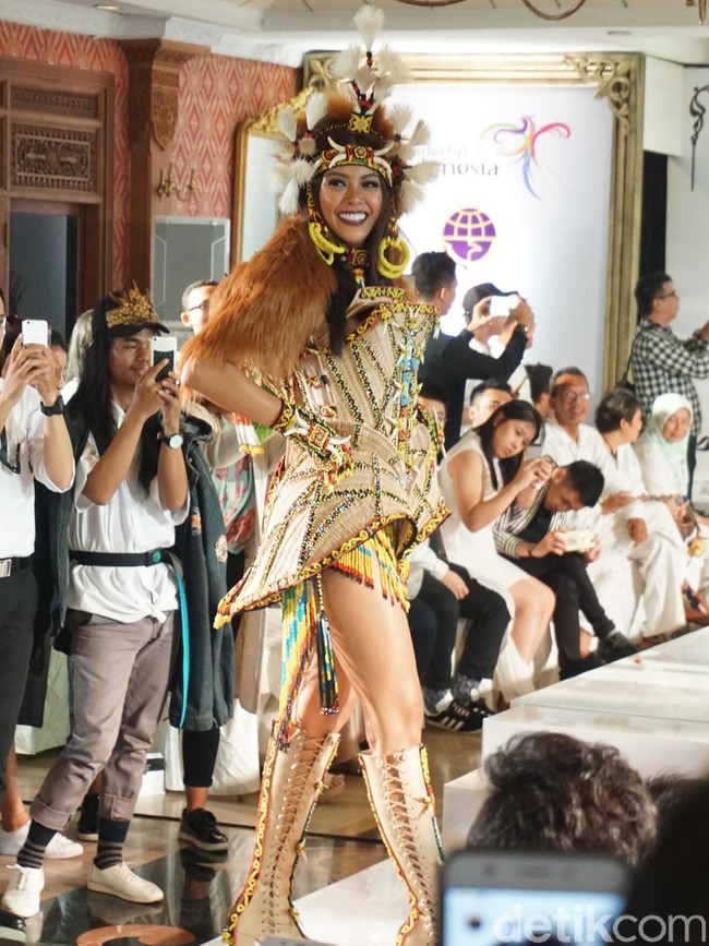 Rinaldy A. Yunardi desainer kostum Warrior of Orang Utan mengungkapkan kostum nasional yang dipakai Bunga Jelitha terbuat dari kertas daur ulang ramah lingkungan yang disulam sedemikan rupa hingga menyerupai anyaman rotan. Untuk siluet, desainer yang akrab disapa Yungyung itu terinspirasi oleh pakaian seorang prajurit. Yungyung juga menambah ornamen-ornamen berupa manik-manik khas Dayak, suku asli Kalimantan. Foto: Dok. Daniel Ngantung/Wolipop