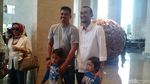 Foto: Senyum Bobby Calon Mantu Jokowi dan Keluarga Besarnya di Solo