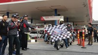 Guna memastikan pelayanan yang optimal dan mengetahui kebutuhan customernya, untuk pertama kalinya PT Pertamina (Persero) lakukan program CSR dengan cara touring. Bertajuk Pertamax Enduro Jelajah Negeri 2017, 15 bikers gabungan yang berasal dari Bikers Brotherhood Motorcycle Club (BBMC) dan Pertamina Jakarta akan mengaspal dari SPBU MT Haryono, Puncak, Bandung, hingga Tasikmalaya. Foto: Ruly Kurniawan