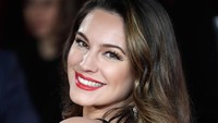 Senyum Kelly Brook saat berpose di karpet merah. Foto: John Phillips/Getty Images