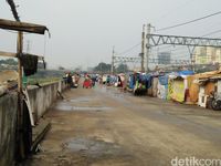 Gubuk liar di Kanal Barat Tanah Abang.