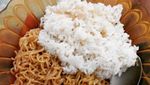 Benar Nggak Sih, 8 Kebiasaan Makan Ini Sering Dilakukan Orang Indonesia?