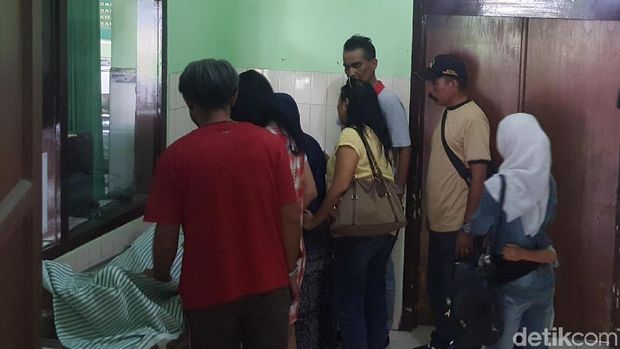 Keluarga dan kerabat korban di kamar mayat RSSA Malang/