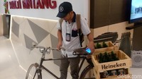 Traveler yang sedang berpose di atas sepeda dengan botol bir di belakangnya. Keberadaan wisata industri ini melengkapi destinasi wisata di Mojokerto yang didominasi wisata alam (Enggran/detikTravel)
