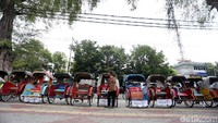 Sebelumnya, pada Jumat (3/10/2017) kemaren, para pengayuh becak tersebut menyiapkan kendaraan mereka, dengan mencuci becak di depan Resto Omah Sinten.