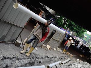 Trotoar Pasar Tanah Abang Diperbaiki