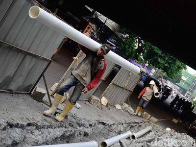 Trotoar Pasar Tanah Abang Diperbaiki