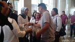 Foto: Senyum Bobby Calon Mantu Jokowi dan Keluarga Besarnya di Solo