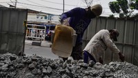 Menurut petugas proyek peninggalan mantan Gubernur Basuki Tjahaya Poernama ini akan rampung pada akhir November 2017.