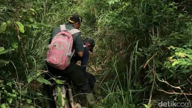 Sulitnya mencapai makam Cut Nyak Meutia hingga harus ditempuh mengendarai motor trail (Datuk Haris Molana/detikcom).