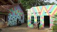 Setelah mereka bermusyawarah, terciptalah gagasan untuk mengecat semua rumah di kampung itu dengan berbagai warna agar bisa menjadi tempat wisata. (Rinto Heksantoro/detikTravel)