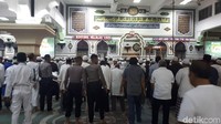 Acara diawali salat subuh berjemaah di Masjid Al-Azhar, Sabtu (4/11/2017). Setelah itu, acara dilanjutkan dengan tablig akbar. Polisi juga ikut salat subuh berjemaah. Foto: Bil Wahid/detikcom