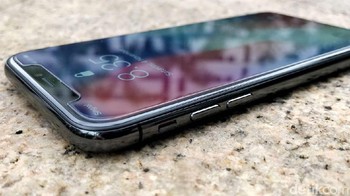 Bagian kiri terdapat tombol pengaturan volume dan silence mode. Foto: Adi Fida Rahman/detikINET