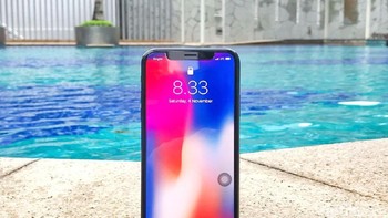 Bersamaan dengan iPhone 8, diluncurkan iPhone X yang banyak ditunggu karena nyaris tanpa bingkai, berlayar OLED dan desainnya unik dengan notch. Diperkenalkan pula sistem keamanan Face ID atau pemindai wajah canggih. Dijual mulai USD 1.000, ponsel ini sempat dianggap takkan laku tapi kenyataan kemudian berkata sebaliknya. Foto: Adi Fida Rahman/detikINET