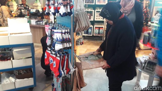 Risma beli oleh-oleh di New York.
