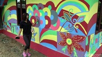 Seluruh rumah di Kampung Majan, Desa Wonoroto, Kecamatan Purworejo yang terletak sekitar 6 KM arah tenggara dari Kota Purworejo itu dicat dengan berbagai warna layaknya pelangi. (Rinto Heksantoro/detikTravel)