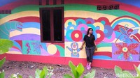 Selama dua bulan berjalan, seluruh tembok dan pagar rumah penduduk telah dihiasi dengan cat warna-warni sesuai selera pemilik rumah. Kedepannya tidak hanya tembok dan pagar saja, namun genting dan jalan desa juga akan ikut diwarnai. (Rinto Heksantoro/detikTravel)