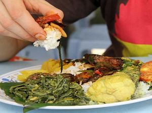 Benar Nggak Sih, 8 Kebiasaan Makan Ini Sering Dilakukan Orang Indonesia?