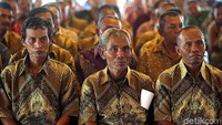 Hari ini mereka mendapatkan batik yang akan digunakan untuk mengantar tamu Jokowi.