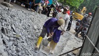 Petugas menggali tanah yang akan dijadikan area trotoar.