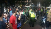 Warga sempat berkumpul menyaksikan insiden tersebut. Foto: @TMCPoldaMetro/twitter