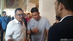 Foto: Senyum Bobby Calon Mantu Jokowi dan Keluarga Besarnya di Solo
