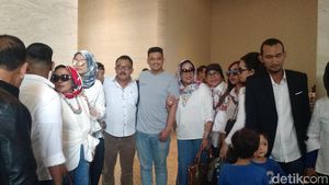 Foto: Senyum Bobby Calon Mantu Jokowi dan Keluarga Besarnya di Solo