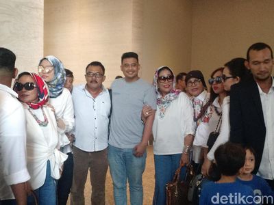 Foto: Senyum Bobby Calon Mantu Jokowi dan Keluarga Besarnya di Solo