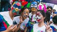 Peserta lomba menggunakan make-up yang unik.