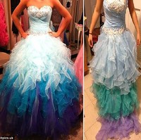 Dilansir dari Daily Mail, lihat pula gaun yang satu ini. Pada foto terlihat gaun mengembang namun ketika barang datang tampilannya sangat beda. Foto: Ist.