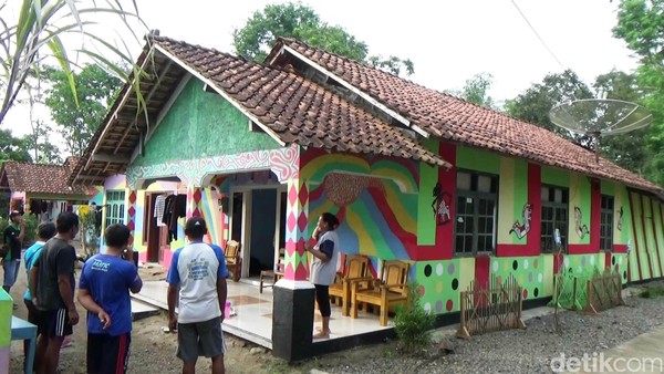 Ide awal pembuatan kampung warna-warni yang disebut kampung pelangi itu berasal dari warga setempat yang merantau di luar kota. (Rinto Heksantoro/detikTravel) Ide awal pembuatan kampung warna-warni yang disebut kampung pelangi itu berasal dari warga setempat yang merantau di luar kota. (Rinto Heksantoro/detikTravel)