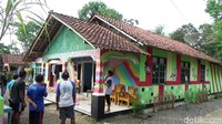 Ide awal pembuatan kampung warna-warni yang disebut kampung pelangi itu berasal dari warga setempat yang merantau di luar kota. (Rinto Heksantoro/detikTravel)