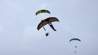 Pilot pertama Edwin Uzir dengan parasut warna biru hitam yang merupakan pilot paramotor dari Jawa Barat, pilot kedua Arlen Verta Ramadhan dengan parasut biru hijau dari Tangsel. Foto: dok. CT ARSA Foundation