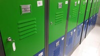 Foto: Layaknya di perpustakaan, pengunjung juga diwajibkan menaruh tas dan barang bawaan lain ke loker yang tersedia di lantai dua. Tidak dikenakan biaya alias gratis (Randy/detikTravel)