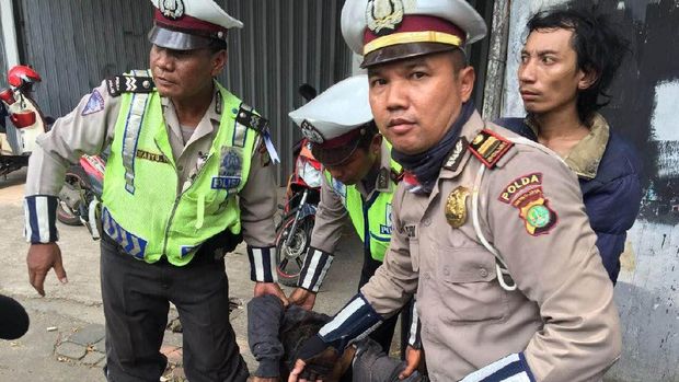 Pelaku juga dalam kondisi mabuk.