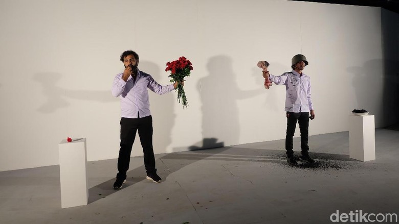 Duo Seniman Irak Gelar Performans di Pembukaan Jakarta Biennale 2017 Duo Seniman Irak Gelar Performans di Pembukaan Jakarta Biennale 2017