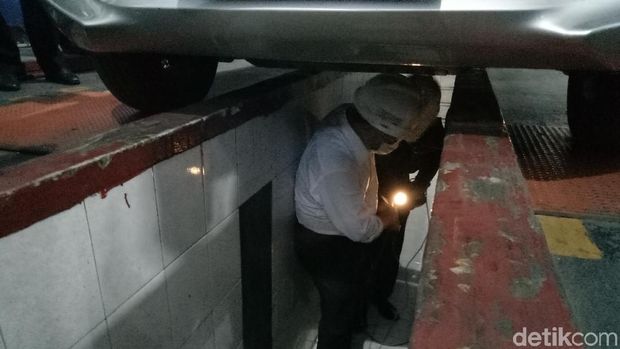 Aksi Menhub Keluar Masuk Kolong Pantau Uji KIR Taksi Online
