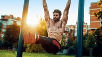 Kalau kamu sudah rajin ke gym dan merasa berhak mengeluhkan perut yang tidak kunjung rata, pikirkan sekali lagi. Faktanya para pemilik perut sixpacks selalu aktif bergerak di manapun berada, tidak hanya saat berada di gym. Kurangi duduk seminimal mungkin jika ingin melihat efeknya. Foto: Thinkstock 