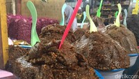  Bumbu pecel siap santap juga ada di Pasar Gede. Disusun menggunung dalam baskon enamel, bumbu pecel bisa dipilih tingkat kepedasannya. Kalau mau sambal pecel ndeso yang pakai wijen hitam juga ada. Foto: Odilia Winneke