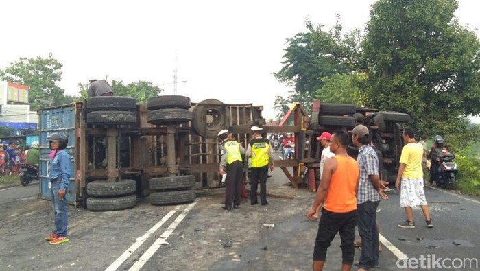 Mobil Avanza Tabrak Truk Trailer Hingga Terguling, 5 Orang Luka