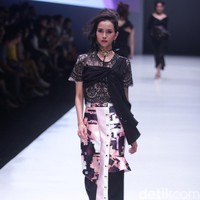 Koleksi Rinda Salmun yang terinspirasi gaya nyentrik seorang Madonna di Jakarta Fashion Week 2018, Senayan City, Jakarta, Minggu (22/10/2017). Foto: Mohammad Abduh/Wolipop