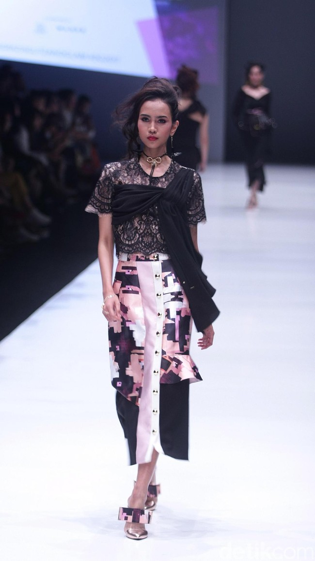 Koleksi Rinda Salmun yang terinspirasi gaya nyentrik seorang Madonna di Jakarta Fashion Week 2018, Senayan City, Jakarta, Minggu (22/10/2017). Foto: Mohammad Abduh/Wolipop