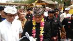 Gaya Gubernur Anies Pakai Baju Adat Bali