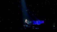 Beberapa aksi diperlihatkan Gaga, termasuk dengan grand piano. Foto: Jason Merritt/Getty Images