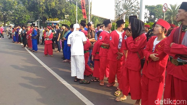 Brigade Jawara Betawi Rayakan Setahun Aksi 411 di Kawasan Monas Brigade Jawara Betawi Rayakan Setahun Aksi 411 di Kawasan Monas