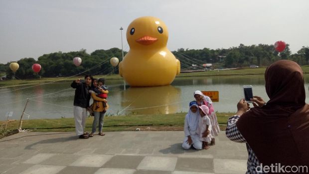 'Bebek Raksasa' Tiba-tiba Muncul di Danau Taman Kota Meikarta
