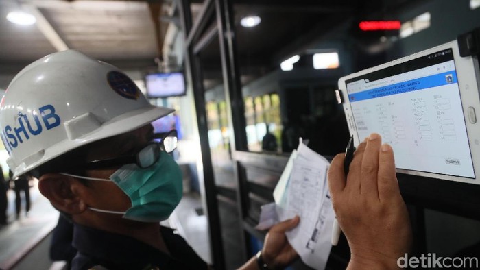 Taksi daring melakukan uji KIR di UP PKB Pulogadung, Jakarta, Minggu (5/11/2017). Semua sistem kendaraan diperiksa untuk memastikan keamanan dan kelayakan taksi online bagi masyarakat.